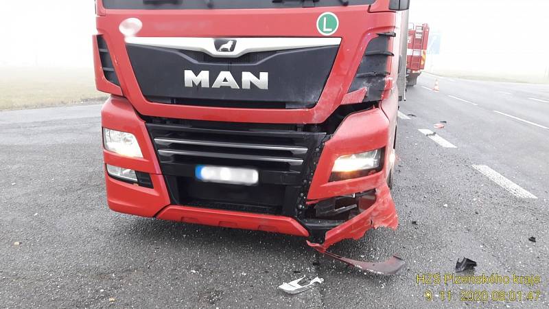 Nehoda osobního s nákladním vozidlem.