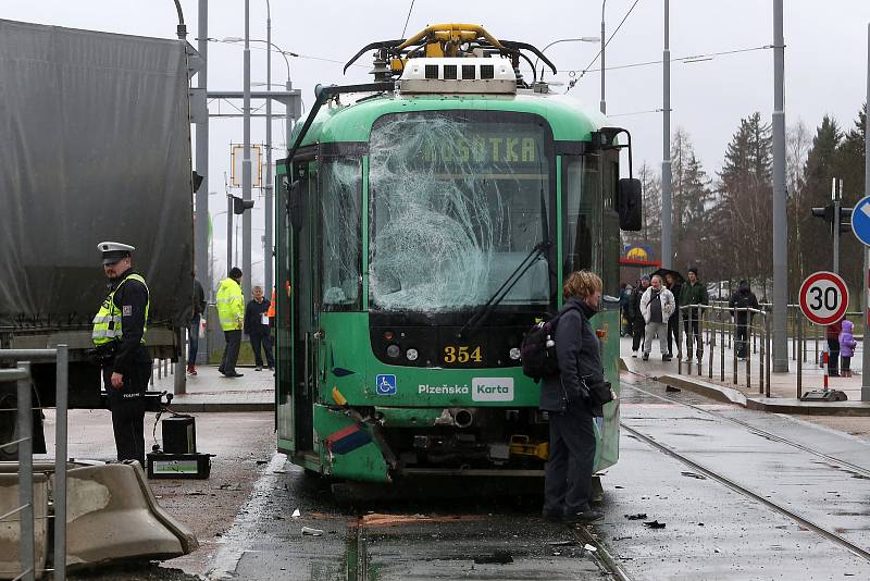 Nehoda tramvaje a nákladního vozidla u Severky v Plzni.