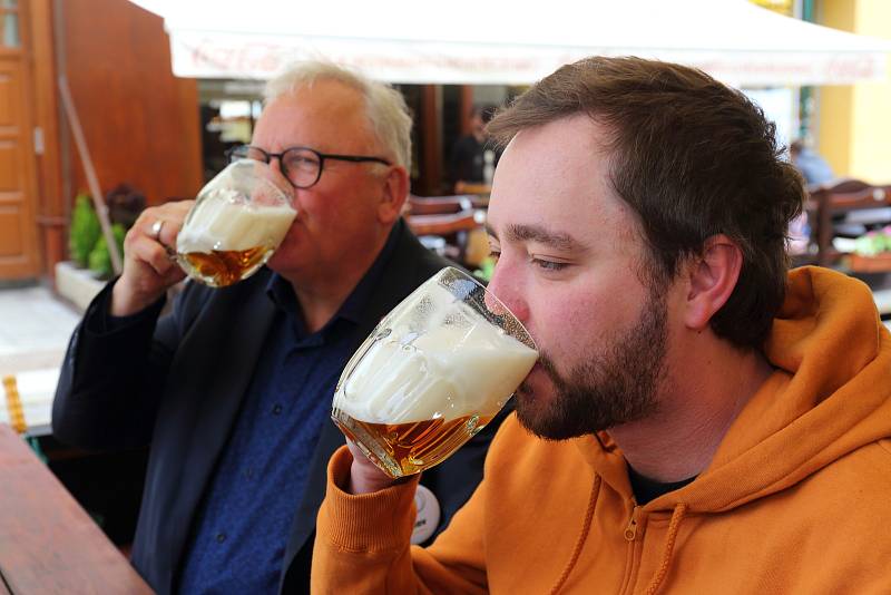 Předzahrádky v centru Plzně po rozvolnění. Na snímku zleva sládek Václav Berka a Plzeňan Šimon Malý při kontrole kvality piva.