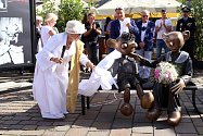 Na plzeňském náměstí byly slavnostně odhaleny sochy Spejbla a Hurvínka. Sochy vytvořila kanadská sochařka českého původu Lea Vivot u příležitosti 100. výročí vzniku Spejbla.