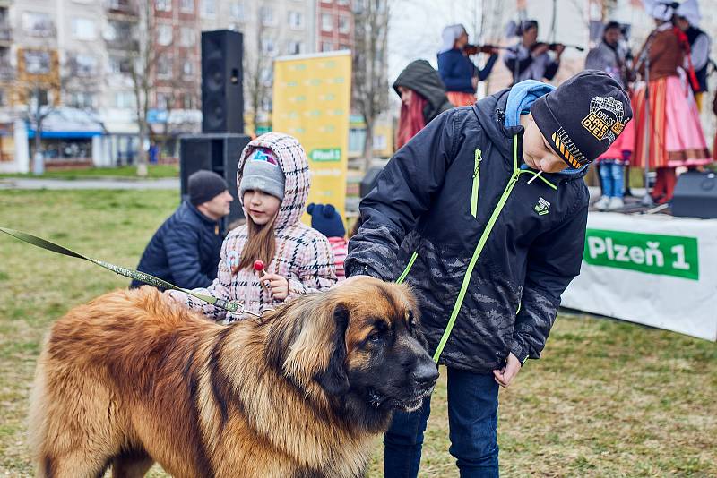 Předvelikonoční den na sídlišti Vinice v Plzni. V dílnách se zájemci mohli naučit plést pomlázky, nebo si ozdobit velikonoční kraslice. Nejmenší děti čekalo hledání čokoládových vajíček. Pro všechny hrála folklórní muzika a proběhly ukázky canisterapie.