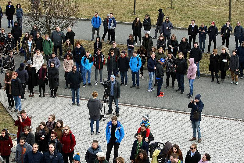 Studenti Západočeské univerzity v Plzni se ve čtvrtek zapojili do protestu #VyjdiVen.