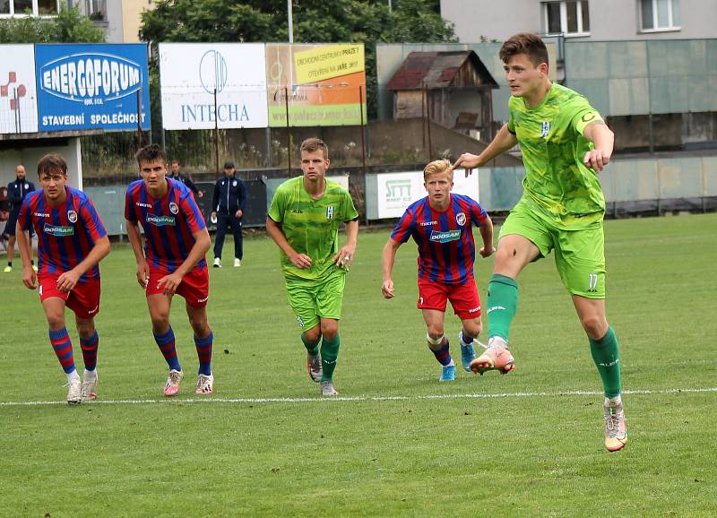 Z podzimu ČFL: Vltavín - Viktoria Plzeň B (červenomodří).