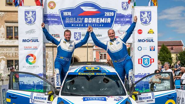Václav Pech a Petr Uhel - Posádka Václav Pech (vpravo) a Petr Uhel se raduje 12. července 2020 z výhry v cíli Rallye Bohemia v Mladé Boleslavi.