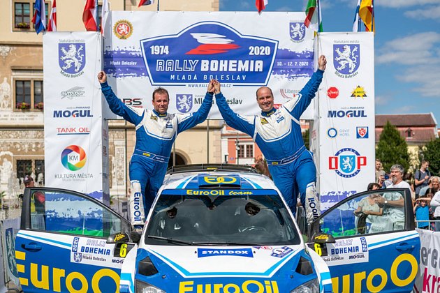 Václav Pech a Petr Uhel - Posádka Václav Pech (vpravo) a Petr Uhel se raduje 12. července 2020 z výhry v cíli Rallye Bohemia v Mladé Boleslavi.