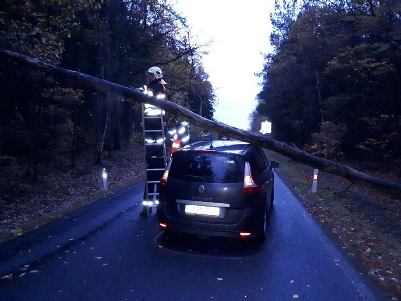 Vichřice napáchala škody v celém kraji.