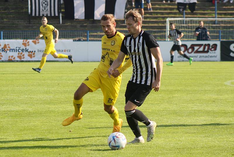 8. kolo FORTUNA ČFL, skupina A: FK Admira Praha - FK ROBSTAV Přeštice (na snímku fotbalisté ve žlutých dresech) 1:1 (0:1).