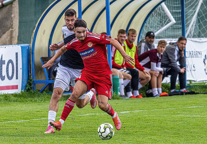 8. kolo FORTUNA divize A: SK Klatovy 1898 (na snímku fotbalisté v červených dresech) - SK Petřín Plzeň 0:1 (0:0).