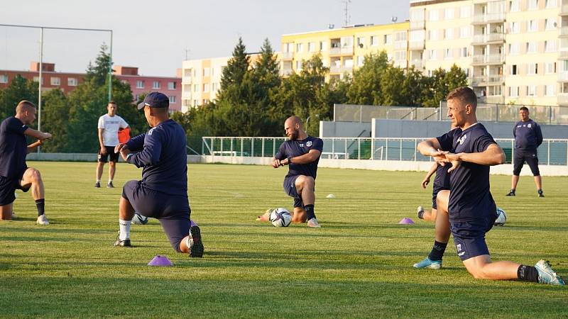 Fotbalisté Dynama Brest si v úterý vpodvečer zatrénovali v areálu 33. ZŠ v Plzni-Skvrňanech, na západ Čech dorazili autobusem.