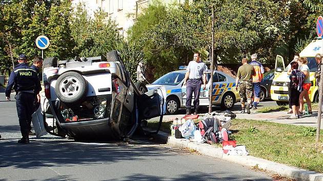 Nehoda dvou aut na křižovatce Zahradní a Liliové ulice v Plzni