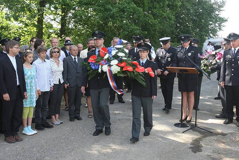 Policisté a rodina v Letkově uctili památku zastřeleného poručíka Jiřího Hrubého
