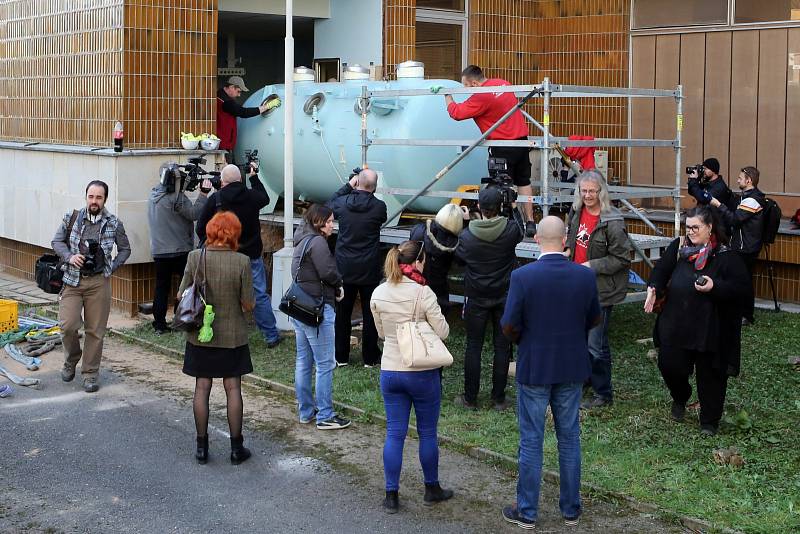 Barokomora z plzeňské fakultní nemocnice dosloužila a byla přestěhována do Národního technického muzea v Praze.