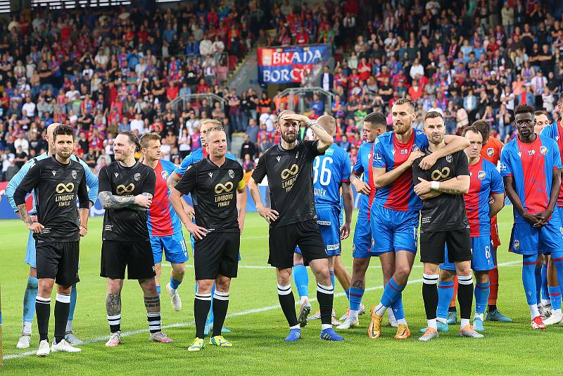 Fotbalista David Limberský se loučil s fotbalovou kariérou před vyprodaným stadiónem své domovské FC Viktoria Plzeň ve Štruncových sadech.