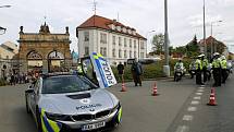 Plzenští dopravní policisté předvedli nové vozidlo BMW i8, v rámci prvnomájové vyjížďky motorkářů z Plzně na letiště v Plané.