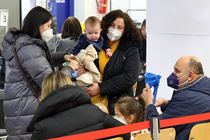 Ukrajinští uprchlíci v Krajském asistenčním centru pomoci Ukrajině v bývalém obchodním centru Prior na Americké třídě. Občané Ukrajiny si zde mohou vyřídit doklady potřebné k udělení víza, sjednat zdravotní pojištění nebo si zajistit ubytování.