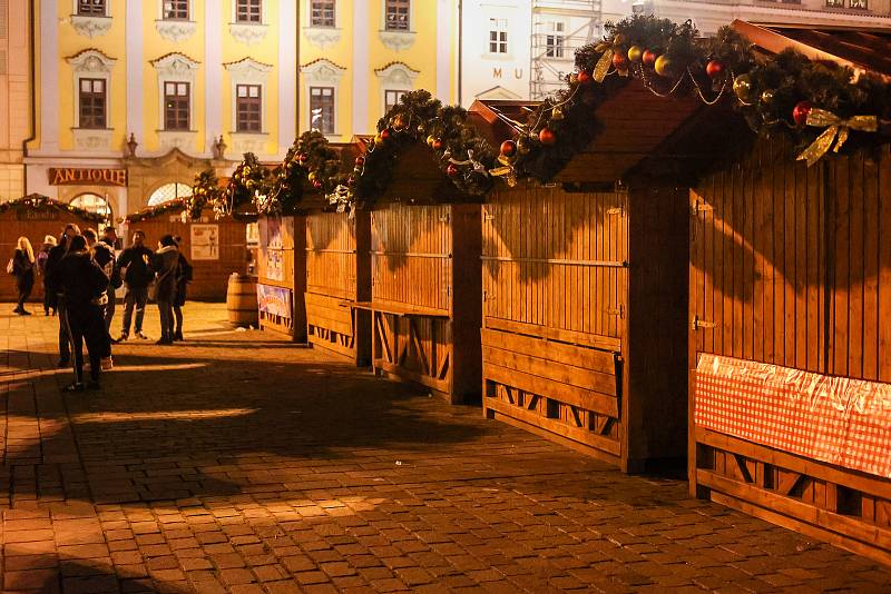 Zapálené svíčky přinesli trhovci do centra Vánočního trhu v Plzni. Kvůli covidové pandemii a vládním opatřením došlo k jejich uzavření.