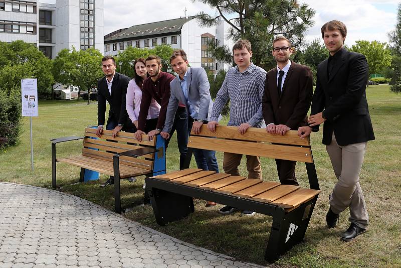Chytré lavičky představili studenti Západočeské univerzity v Plzni. Na funkčních prototypech předvedli některá chytrá řešení, například vyhřívání, USB připojení, nebo mechanicky otáčené lamely, která po dešti může zájemce o odpočinek otočit a posadit se d