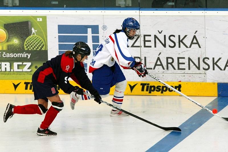 České hokejbalistky (v bílém) porazily na mistrovství světa v Plzni v utkání o 3. místo USA 3:0.