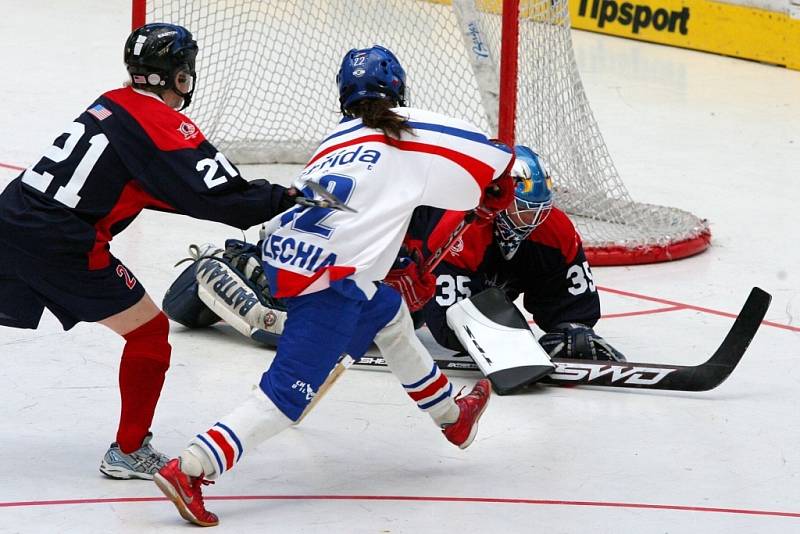 České hokejbalistky (v bílém) porazily na mistrovství světa v Plzni v utkání o 3. místo USA 3:0.