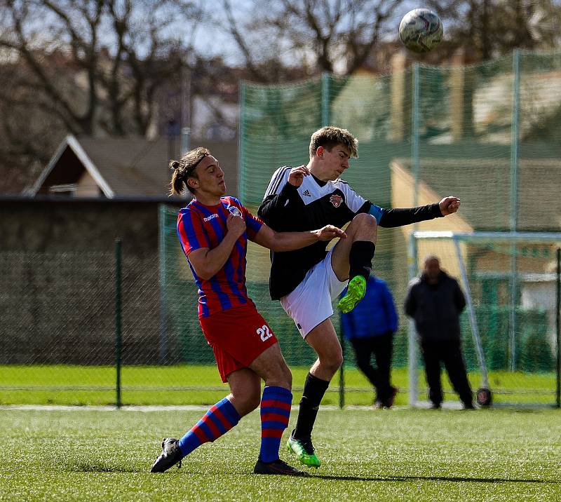 ČLD U17: Viktoria Plzeň B - Petřín Plzeň 3:0 (0:0).