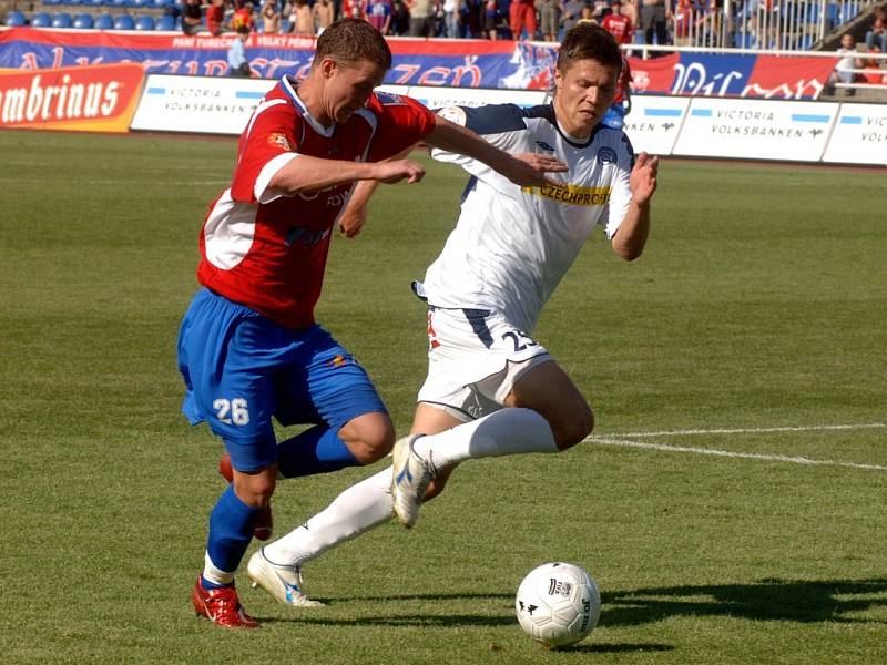 Plzeňský Pavel Malcharek  (vlevo) se snaží uniknout Pavlu Lysoňkovi z týmu Slovácka.  Viktoria výhrou  zpečetila  pád  hostů do druhé ligy