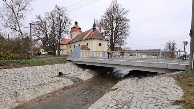 Slavnostní otevření opraveného mostu a silnice ve Dnešicích.