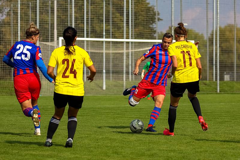 5. kolo 1. ligy žen: FC Viktoria Plzeň (na snímku fotbalistky v červenomodrých dresech) - AC Sparta Praha 1:3 (0:1).