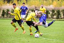 Fotbalisté TJ Sokol Lhota (na archivním snímku hráči ve žlutých dresech) zdolali v Přešticích soupeře z Nýrska 1:0. Cenný bod vyválčily Černice (modré dresy).