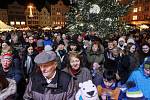 Akce Česko zpívá koledy se na náměstí Republiky v Plzni zúčastnilo 5027 lidí