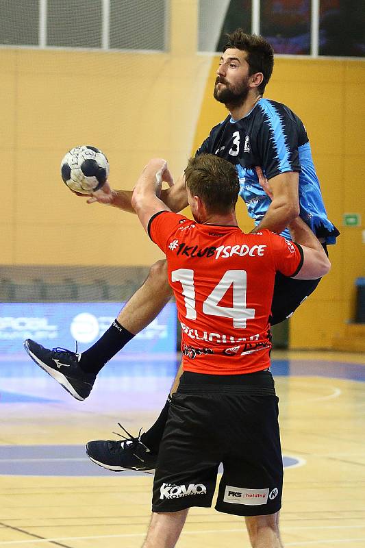 Jakub Douda (číslo 3) v utkání 1. kola extraligy Talent Plzeň - Nové Veselí