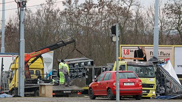 Převrácený kamion na několik hodin omezil dopravu na rušné Karlovarské třídě