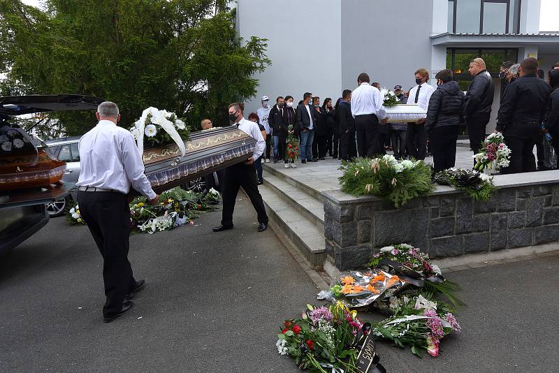 Rodina a blízcí se v pátek rozloučili s oběťmi tragické dopravní nehody osobního auta a vlaku u Kamenného Újezdu na Plzeňsku. Poslední rozloučení proběhlo na hřbitově v Nýřanech.