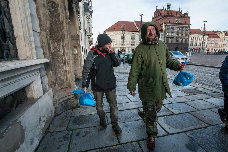 Lidé bez domova dostali řízek i vánočku.