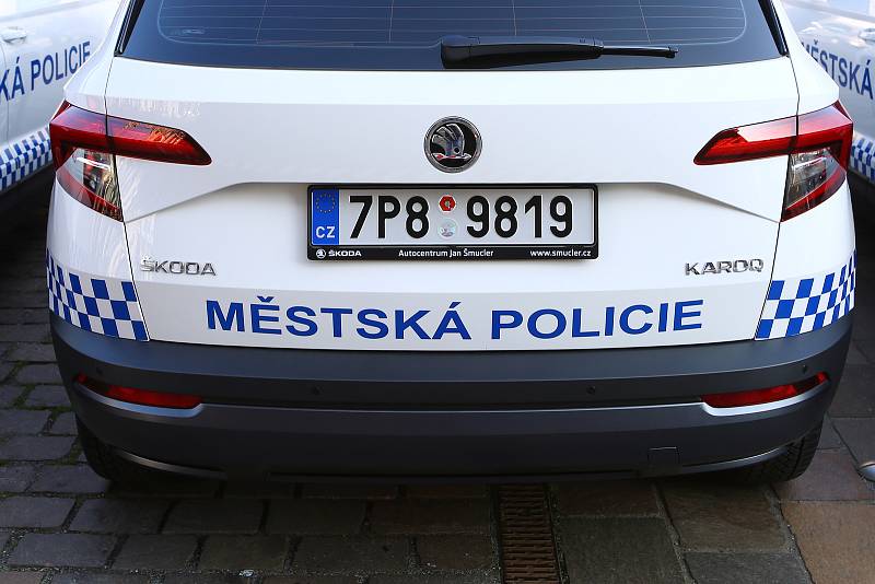 Zástupci Městské policie Plzeň si převzali do užívání nová vozidla Škoda Karoq.