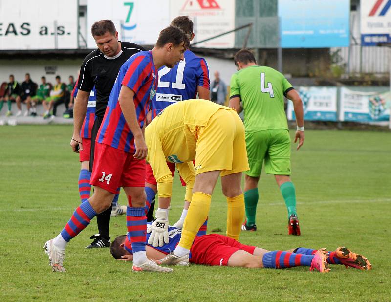 Z podzimu ČFL: Vltavín - Viktoria Plzeň B (červenomodří).