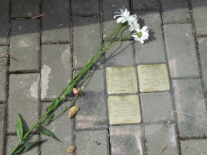 Prvou část stolpersteine – kamenů zmizelých přijel do Přeštic nainstalovat sám autor projektu německý umělec Gunter Deming.