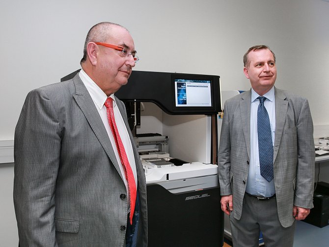 Biomedicínské centrum zakoupilo unikátní přístroj. Na snímku je (vlevo) děkan plzeňské lékařské fakulty Jindřich Fínek a rektor Karlovy Univerzity Tomáš Zima.