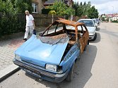 Zrezivělý pozůstatek Fordu Fiesta hyzdí ulici Plzeňská cesta v Plzni na Slovanech
