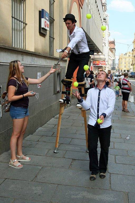 V pondělí se v rámci festivalu Živá ulice představil žonglér v Plzni, kde si mohli žonglérské triky vyzkoušet kromě dětí také dospělí.