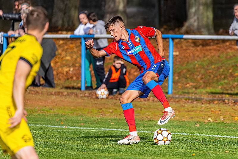 13. kolo FORTUNA ČFL, skupina A: FK ROBSTAV Přeštice (na snímku fotbalisté ve žlutých dresech) - FC Viktoria Plzeň B 1:2 (1:1).