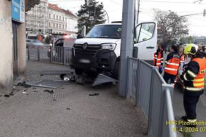 Nehoda dodávky v Plzni na rohu ulice Palackého nám. a sady Pětatřicátníků.