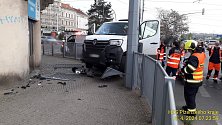 Nehoda dodávky v Plzni na rohu ulice Palackého nám. a sady Pětatřicátníků.