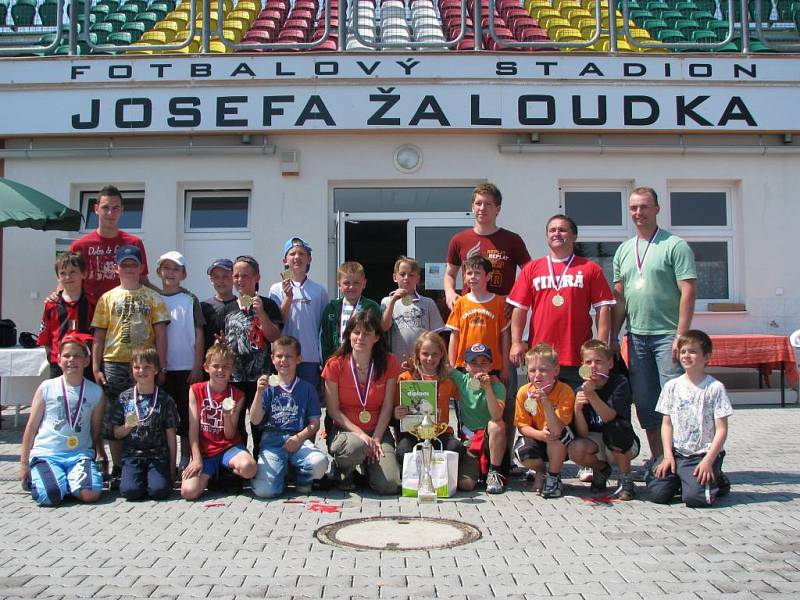 Vítězem okresního kola turnaje McDonald´s Cup v Plzni se stala hokejová třetí třída  9. ZŠ Benešova. Mladí hokejisté si poradili i s favorizovanou fotbalovou třídou 33. ZŠ Terezie Brzkové, kterou porazili 1:0