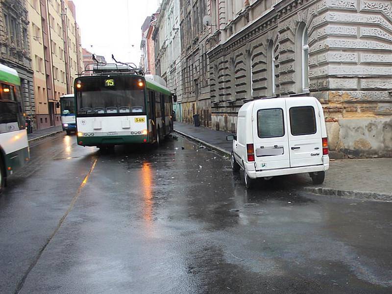 Nehoda auta a trolejbusu na křižovatce ulic Plachého a Koprníkova