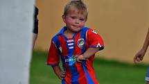 2. kolo FORTUNA divize A: SK SENCO Doubravka (žlutí) - SK Petřín Plzeň (hráči v červených dresech) 3:3 (1:1).