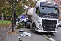 Dva zraněné si vyžádala nehoda nákladního a osobního vozu na Klatovské třídě v Plzni, 24. 10. 2023