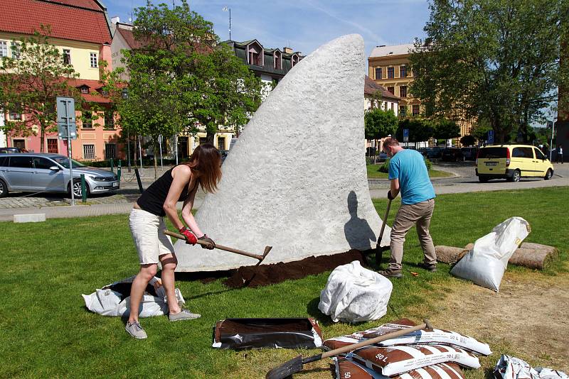 Socha pojmenovaná Sharkfin na sochařském festivalu Sculpture Line