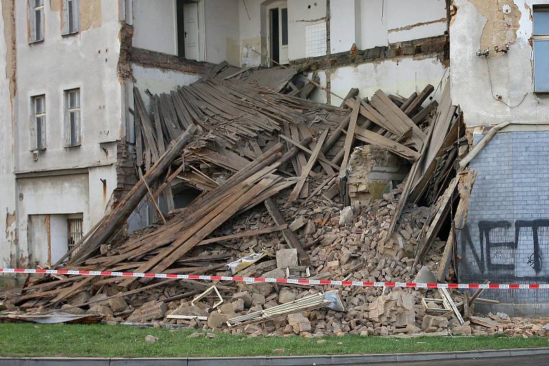 V noci došlo k samovolnému zřícení neobydleného domu v Plzni.