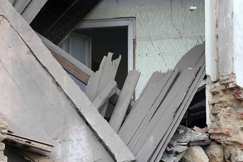 V noci došlo k samovolnému zřícení neobydleného domu v Plzni.