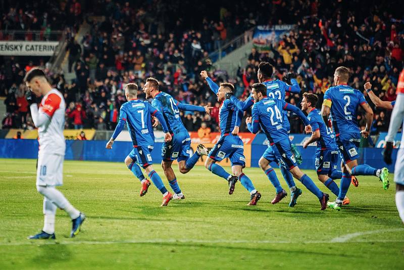 Viktoriáni slaví vyrovnávací gól Tomáše Chorého (v modrém druhý vlevo) doma se Slavií Praha (1:1).